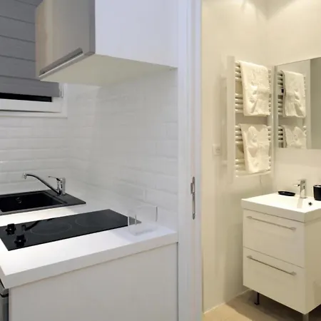 C005-studette Au Centre Cannes