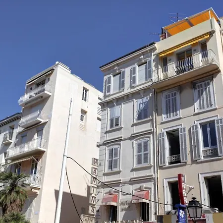 C005-studette Au Centre * Cannes