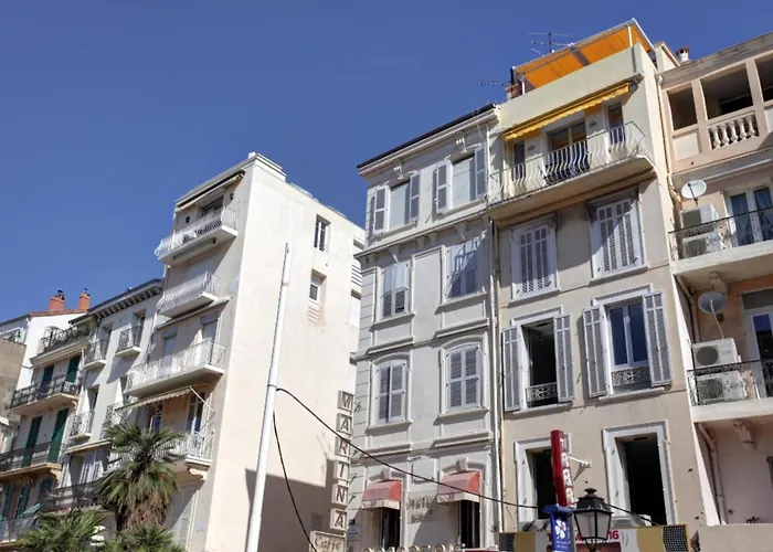 C005-studette Au Centre * Cannes