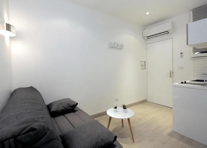 C005-studette Au Centre Cannes